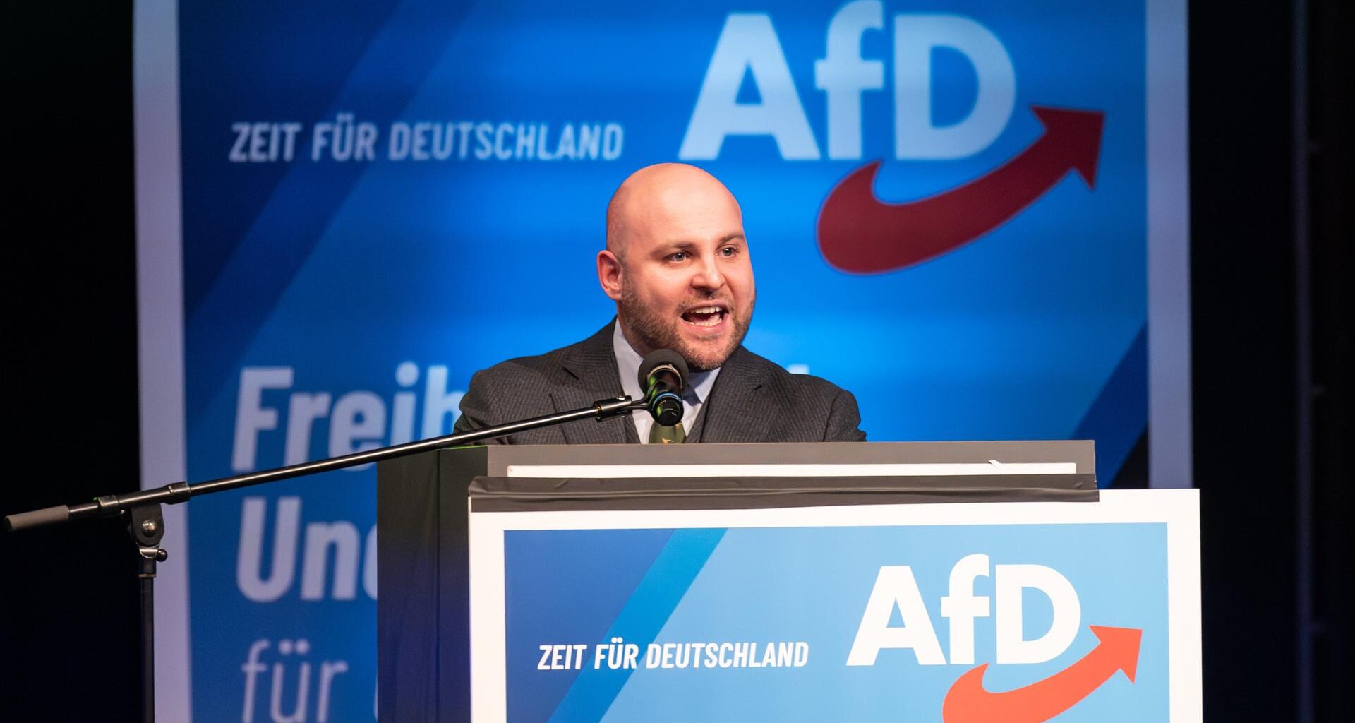 Frohnmaier spricht einer Wahlkampf-Veranstaltung der AfD.