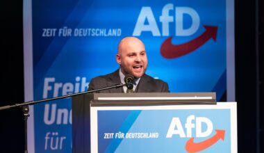 Frohnmaier spricht einer Wahlkampf-Veranstaltung der AfD.