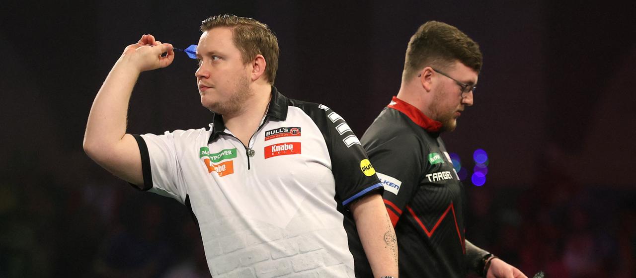 Dartprofi Martin Schindler bei der WM beim Wurf in seinem Zweitrundenmatch gegen Keane Barry