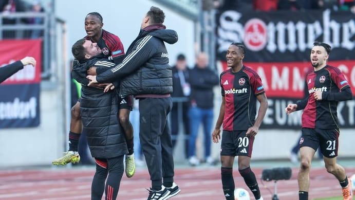 Max-Morlock-Stadion: Mohamed Ali Zoma vom 1.FC Nürnberg (oben,l) jubelt mit Torwart Christian Mathenia (l) und Trainer Miroslav Klose (r) nach seinem Tor zum 2:1 für Nürnberg.