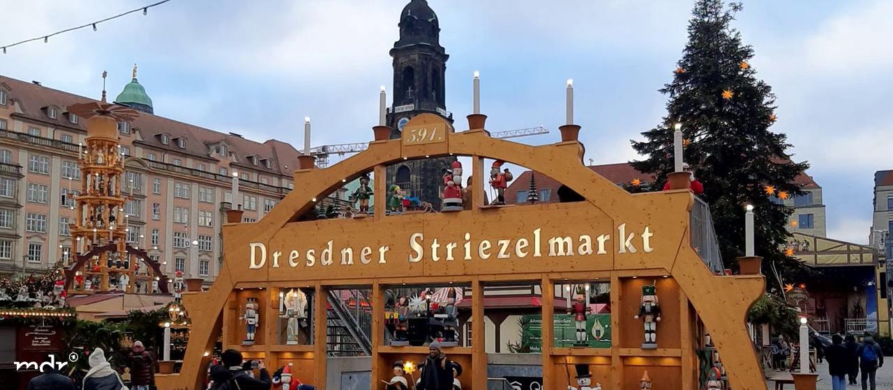 Ein sehr großer Schwibbogen mit der leuchtenden Aufschrift "Dresdner Striezelmarkt". | MDR/Thomas Friedrich Ein sehr großer Schwibbogen mit der leuchtenden Aufschrift "Dresdner Striezelmarkt".