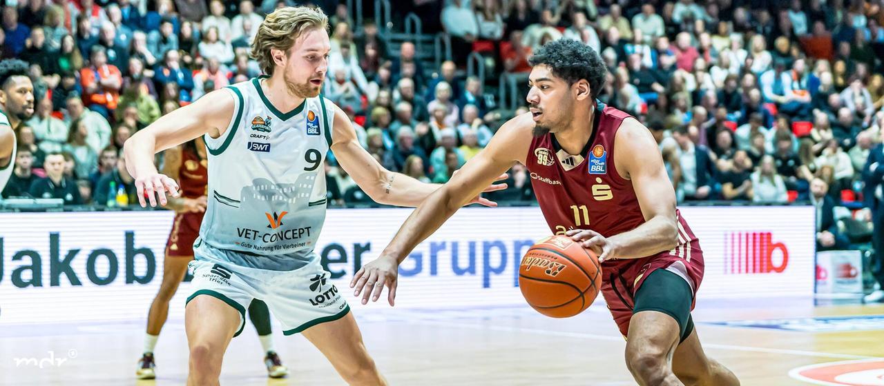 Im Bild: v. li. im Zweikampf Marco Hollersbacher, Trier und Kostja Mushidi, 99. | IMAGO/Fotostand Im Bild: v. li. im Zweikampf Marco Hollersbacher, Trier und Kostja Mushidi, 99.