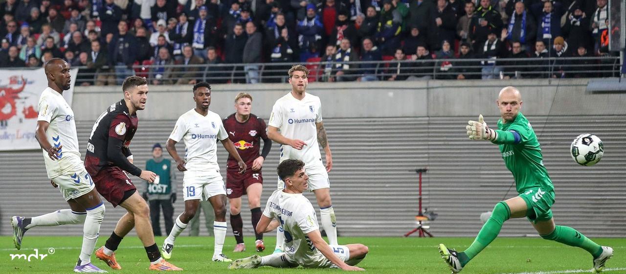 v.l. Christoph Baumgartner Leipzig, 14 schiesst Tor.