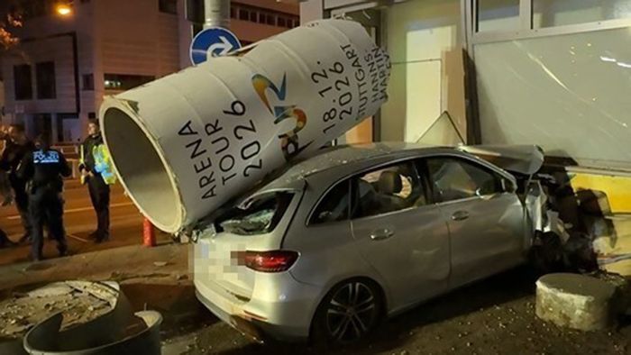 Spektakulärer Unfall in Stuttgart: Litfaßsäule landet auf Autodach – Fahrerin aus Auto befreit