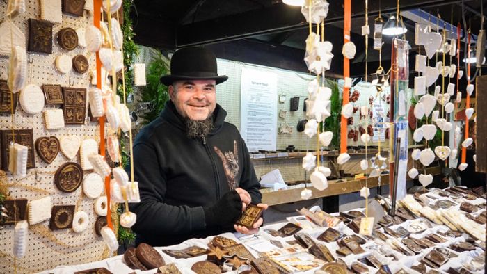 Stuttgarter Weihnachtsmarkt: Tee, kalte Finger und Kundengespräche: Alltag am Weihnachtsmarktstand