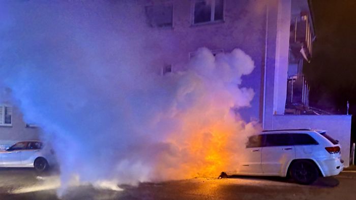 Feuerwehreinsatz in Stuttgart: Autos in Brand geraten – Kriminalpolizei sucht Zeugen