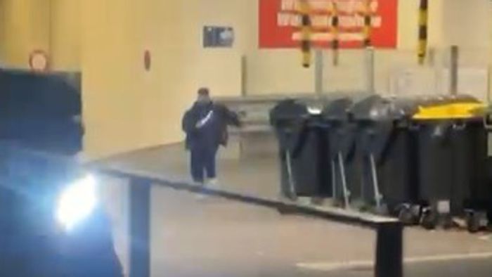 Großeinsatz  in Stuttgart: Zeuge filmt Mann mit großem Messer beim Milaneo – das ist auf dem Video zu sehen