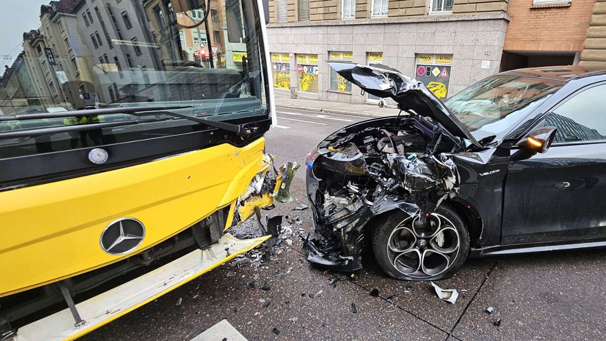 Unfall in Stuttgart-West: Bus der Linie 42 kollidiert mit Auto - Startseite