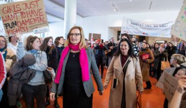Haushaltsberatungen in Stuttgart: Lauter Protest im Rathaus – „Menschlichkeit ist kein Sparposten“