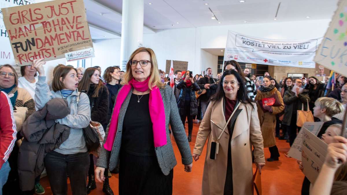 Haushaltsberatungen in Stuttgart: Lauter Protest im Rathaus – „Menschlichkeit ist kein Sparposten“