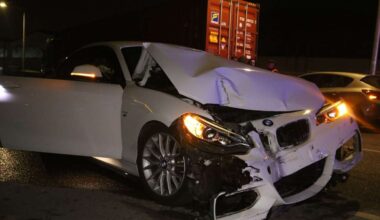 Unfall in Stuttgart: BMW prallt gegen Lkw – Trümmerteile auf der Fahrbahn