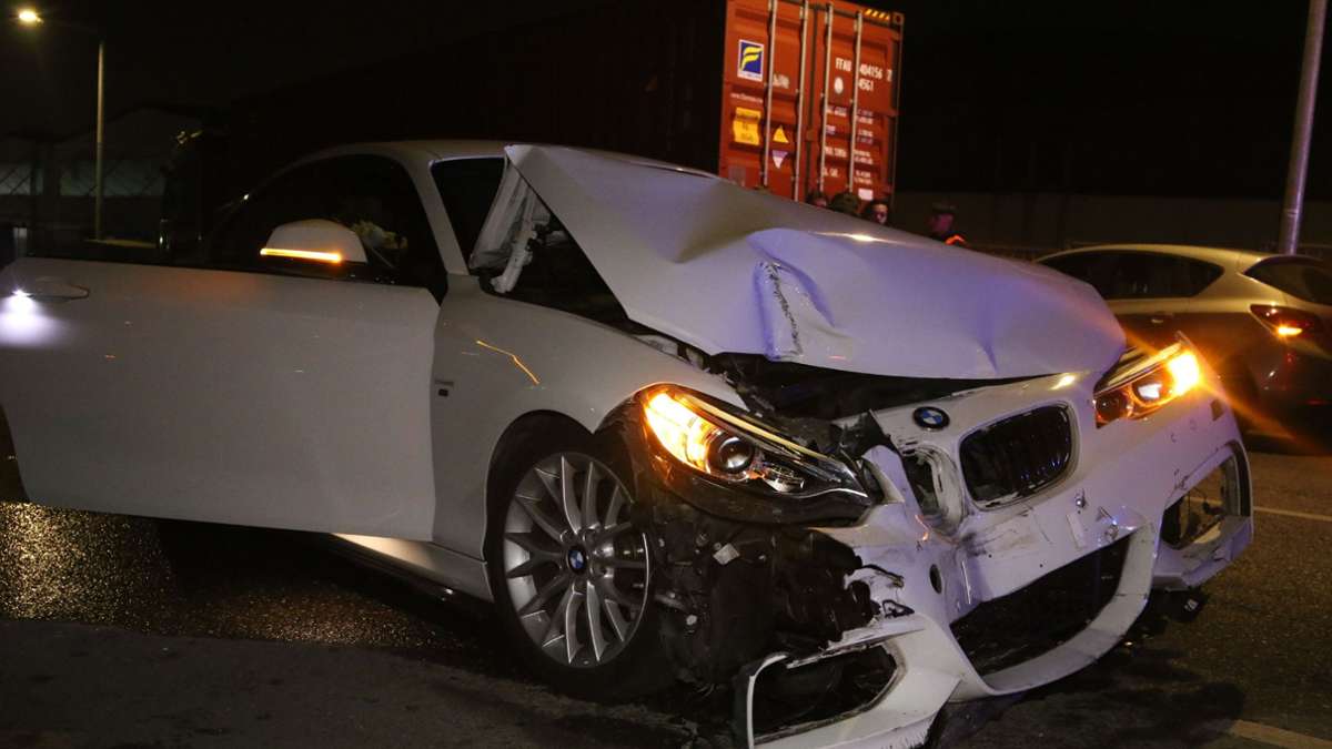 Unfall in Stuttgart: BMW prallt gegen Lkw – Trümmerteile auf der Fahrbahn