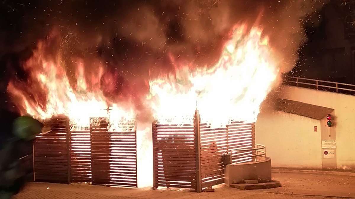 Feuerwehreinsatz in Stuttgart-West: Mehrere Mülltonnen gehen in Flammen auf – Polizei ermittelt
