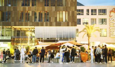 Ärger für Stuttgarter Influencerin: Fliegender Sektkübel in der Waranga-Bar kommt vor Gericht - Stuttgart