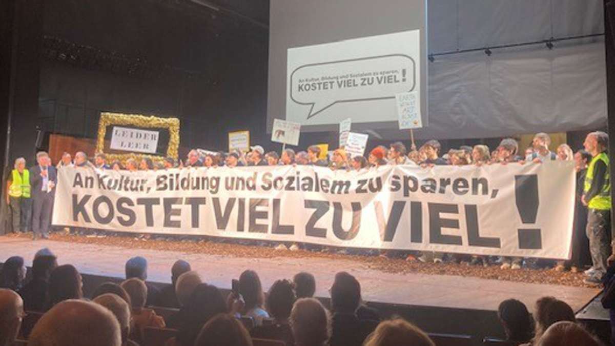 Im Schauspiel Stuttgart: Auf „Hamlet“ folgt „Stoppt den Kahlschlag!“ – Protest auf offener Bühne - Kultur