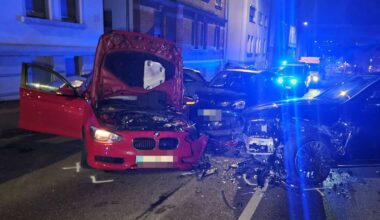 Schwerer Unfall in Bad Cannstatt: Acht Fahrzeuge kollidieren – hoher Schaden, Straße zeitweise voll gesperrt