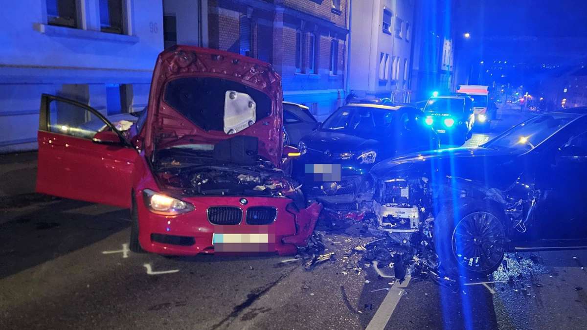 Schwerer Unfall in Bad Cannstatt: Acht Fahrzeuge kollidieren – hoher Schaden, Straße zeitweise voll gesperrt