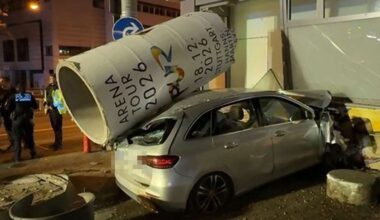 Spektakulärer Unfall in Stuttgart: Litfaßsäule landet auf Autodach – Fahrerin aus Auto befreit - Startseite