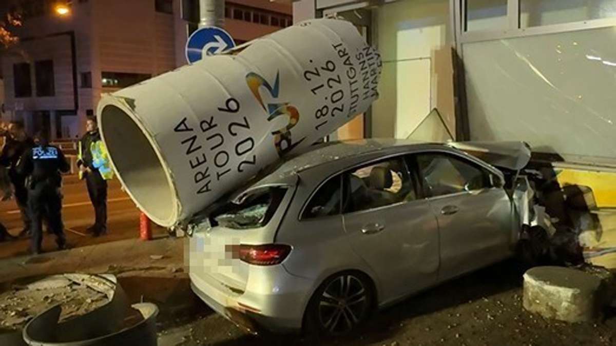 Spektakulärer Unfall in Stuttgart: Litfaßsäule landet auf Autodach – Fahrerin aus Auto befreit - Startseite