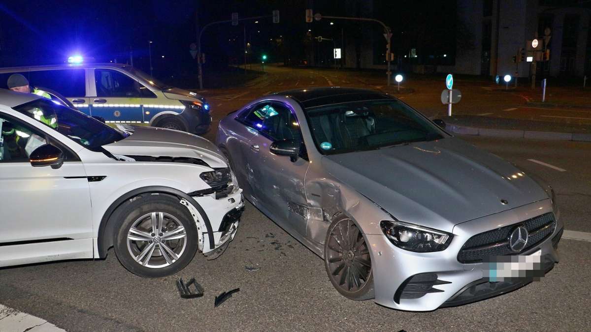 Unfall in Stuttgart: Über rote Ampel gefahren – zwei Autos kollidieren
