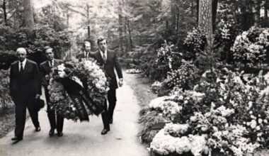Stuttgart-Album zum Waldfriedhof: Wo die Großen ruhen: Späths Ehrengrab und die Geschichte des Waldfriedhofs