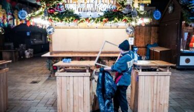Nachts auf dem Weihnachtsmarkt: Tassenklau, Falschgeld und jede Menge Müll: das große Aufräumen nach der Sause