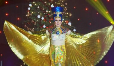 Jennifer zeigte rauschende Modenschau – ein Gast wird Model.Mit einer Menge unterschiedlicher Kostümen bezauberten die Damen die Besucher.