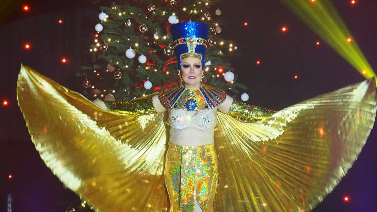 Jennifer zeigte rauschende Modenschau – ein Gast wird Model.Mit einer Menge unterschiedlicher Kostümen bezauberten die Damen die Besucher.