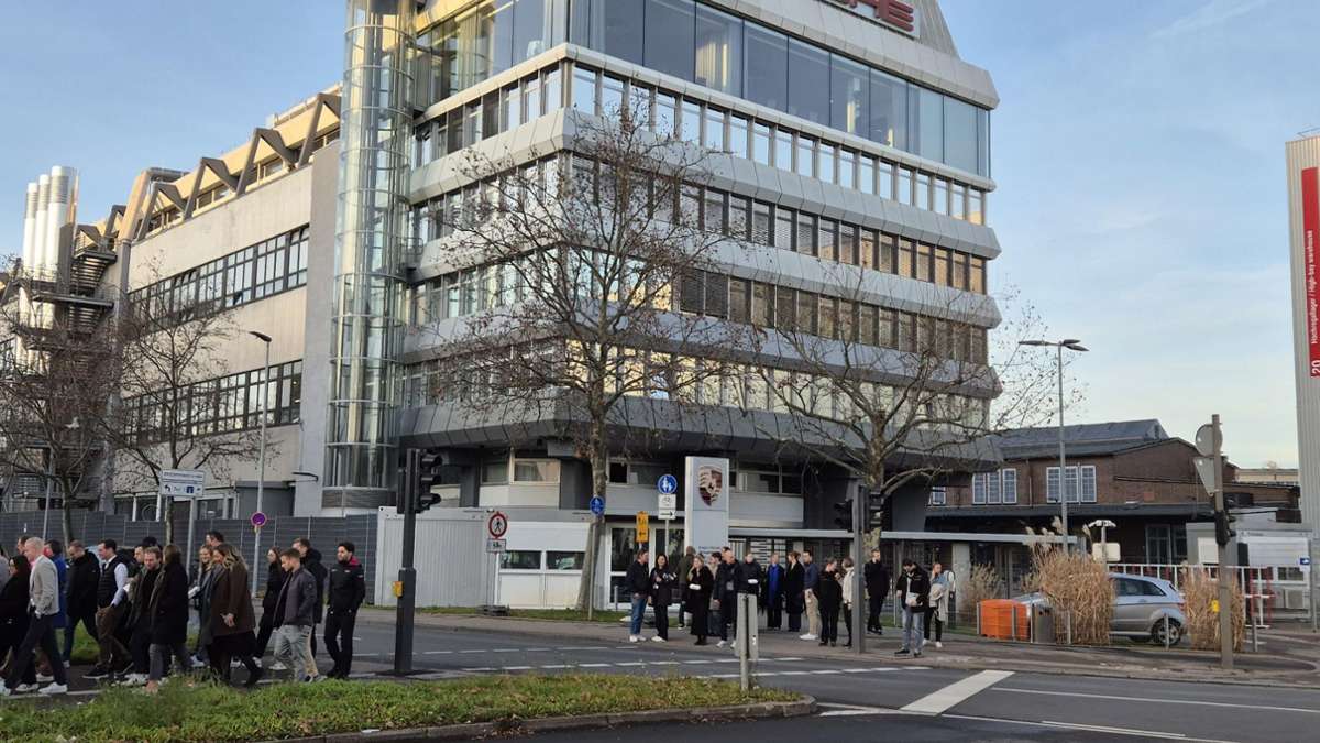 Betriebsversammlung bei Porsche: Furcht vor Sparpaket – Beifall für Oliver Blume