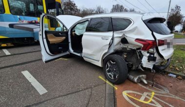Unfall in Zuffenhausen: Auto kollidiert mit Stadtbahn – hoher Schaden, Stadtbahnverkehr gestört