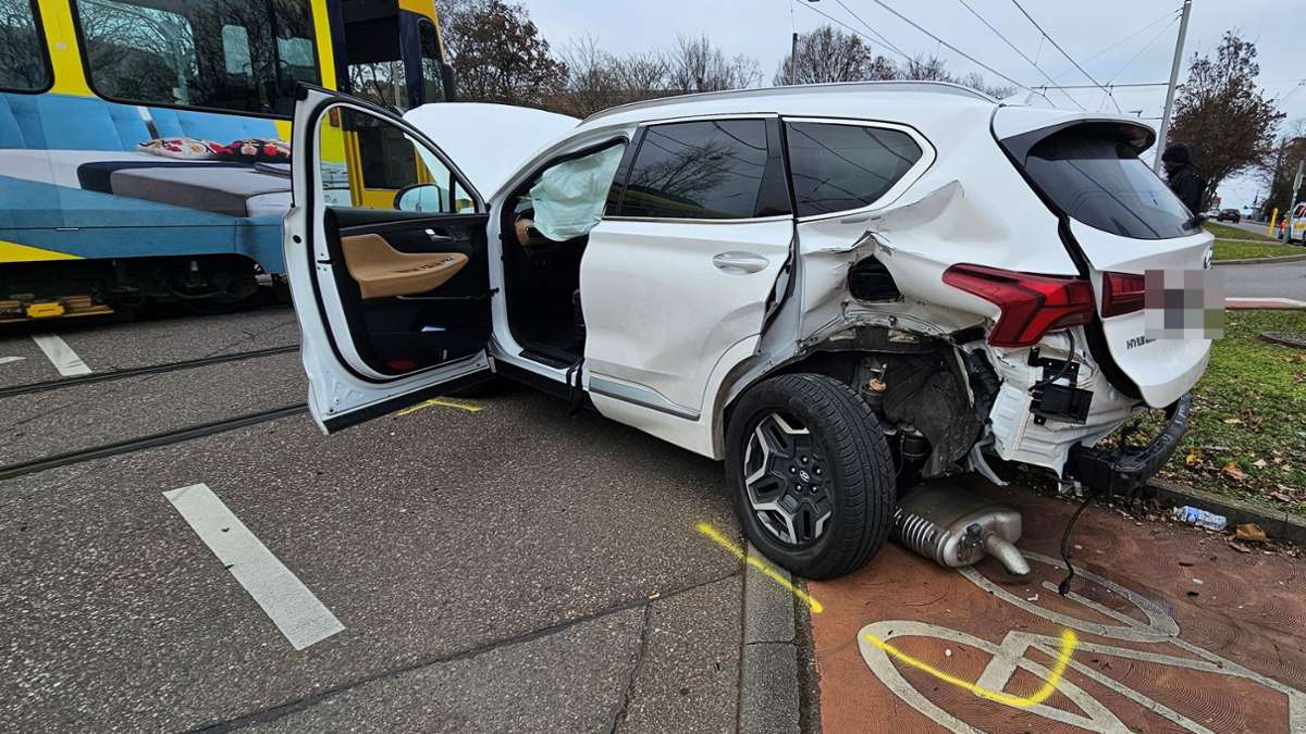 Unfall in Zuffenhausen: Auto kollidiert mit Stadtbahn – hoher Schaden, Stadtbahnverkehr gestört