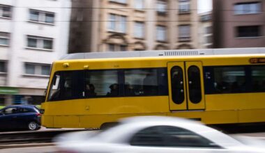 Unfall in Stuttgart-Mitte: Porsche stößt in Stuttgart mit Stadtbahn zusammen – 25.000 Euro Schaden