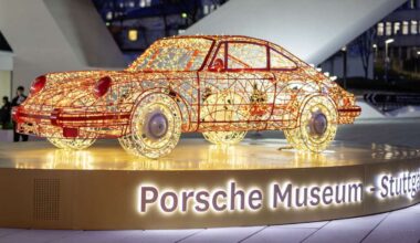 Zuvor auf Stuttgarter Schlossplatz: Porsche 911 und Mercedes 300 SL – wo die Lichtskulpturen diesmal leuchten