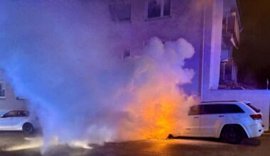 Feuerwehreinsatz in Stuttgart: Autos in Brand geraten – Kriminalpolizei sucht Zeugen