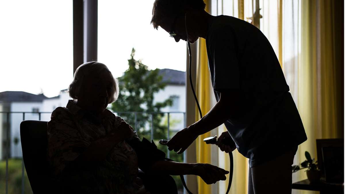 Pflegekosten in Stuttgart: Belastung für Betroffene steigt weiter - Stuttgart