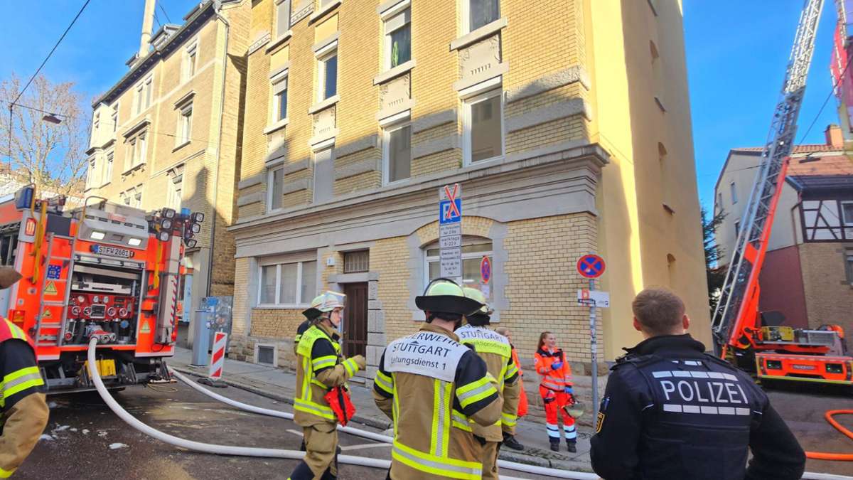 Stuttgart-Süd: Großaufgebot bei Dachstuhlbrand – Feuerwehr setzt Drohne ein