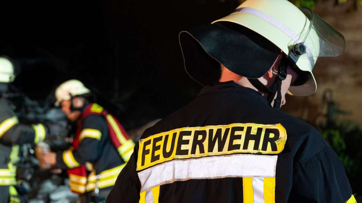Feuer in Stuttgart-Sillenbuch: Weihnachtsgesteck brennt nachts lichterloh – Feuerwehr verhindert Schlimmeres