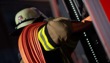 Feuerwehreinsatz in Stuttgart-West: Tote Frau bei Wohnungsbrand gefunden – Polizei sucht Zeugen