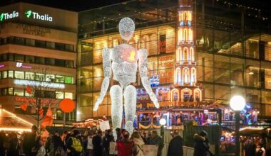 Stuttgarter Aids-Hilfe: Licht-Riese setzt Zeichen: Spektakuläre Aktion zum Welt-Aids-Tag am Schlossplatz - Startseite
