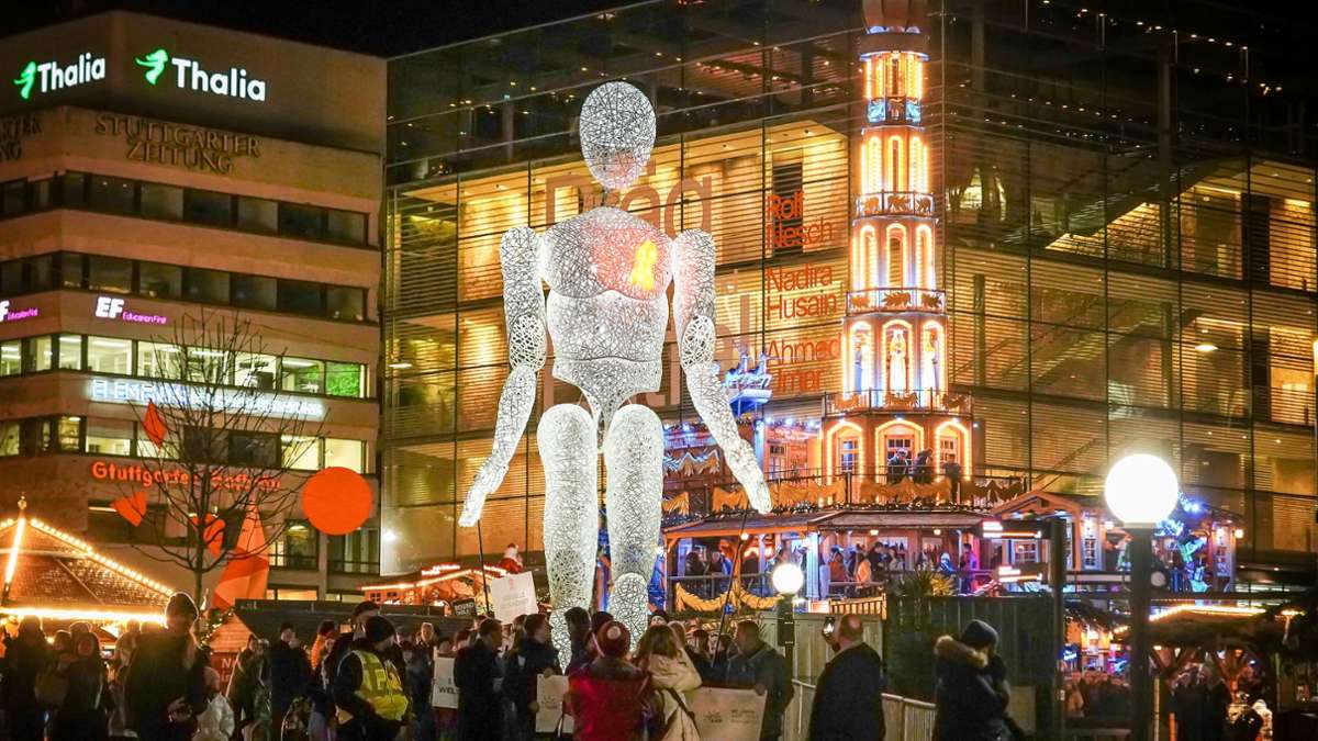 Stuttgarter Aids-Hilfe: Licht-Riese setzt Zeichen: Spektakuläre Aktion zum Welt-Aids-Tag am Schlossplatz - Startseite