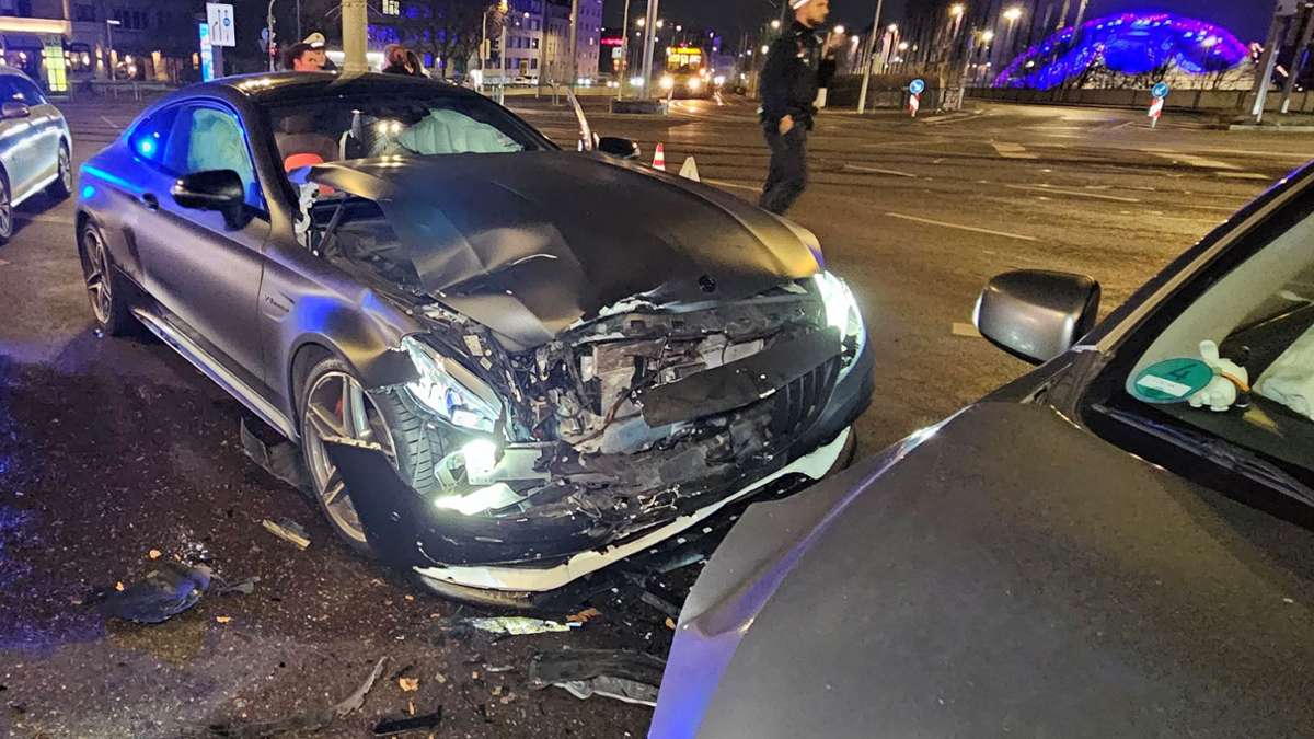 Unfall in Bad Cannstatt: Zwei Autos stoßen zusammen – ein Verletzter, mehrere Zehntausend Euro Schaden