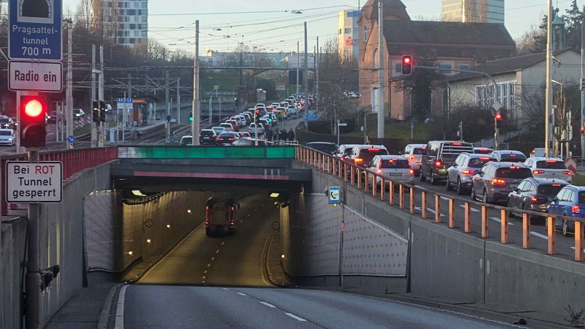 Pragsattel in Stuttgart: Feueralarm - Ampeln am Tunnel schalten auf Rot