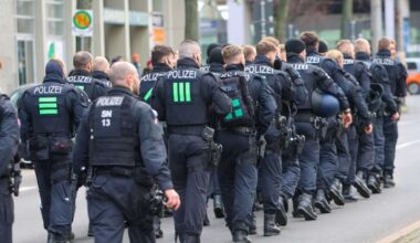 Schlägerei am Bahnhof: Großaufgebot der Polizei in Esslingen – hunderte Fußballfans geraten aneinander - Kreis