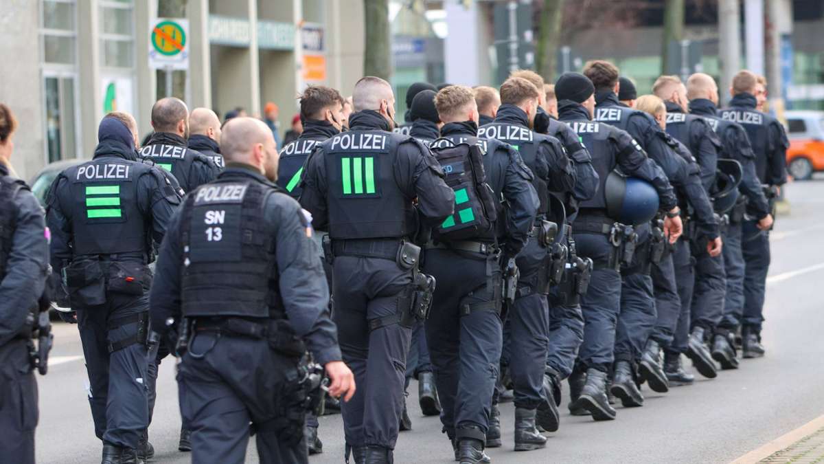 Schlägerei am Bahnhof: Großaufgebot der Polizei in Esslingen – hunderte Fußballfans geraten aneinander - Kreis