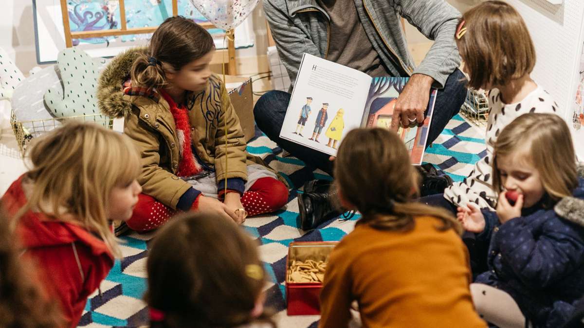 Weihnachtsgeschäft in Stuttgart: Buchhändlerin rührt Kunden mit emotionaler Botschaft zu Tränen