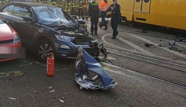 Stadtbahn kollidiert mit Auto und springt aus Gleisen – ein Schwerverletzter