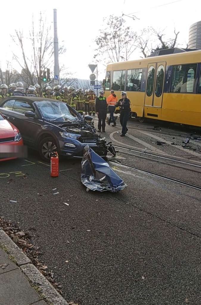 Stadtbahn kollidiert mit Auto und springt aus Gleisen – ein Schwerverletzter