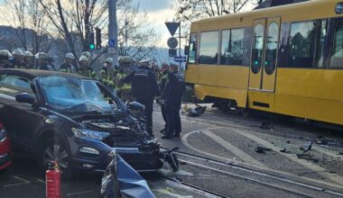 Stadtbahnunfall in Stuttgart-Ost: Stadtbahn kollidiert mit Auto und springt aus Gleisen – eine verletzte Person