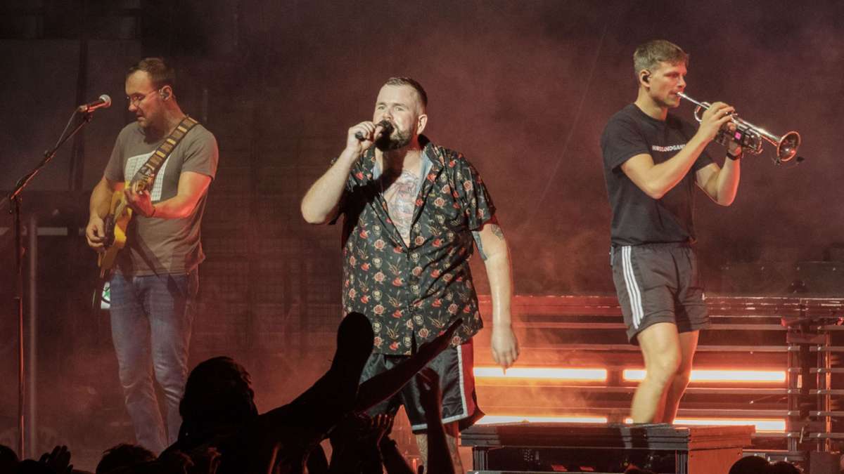 Konzert in der Porsche-Arena: Mit Freibier: So war das Konzert von Feine Sahne Fischfilet - Kultur
