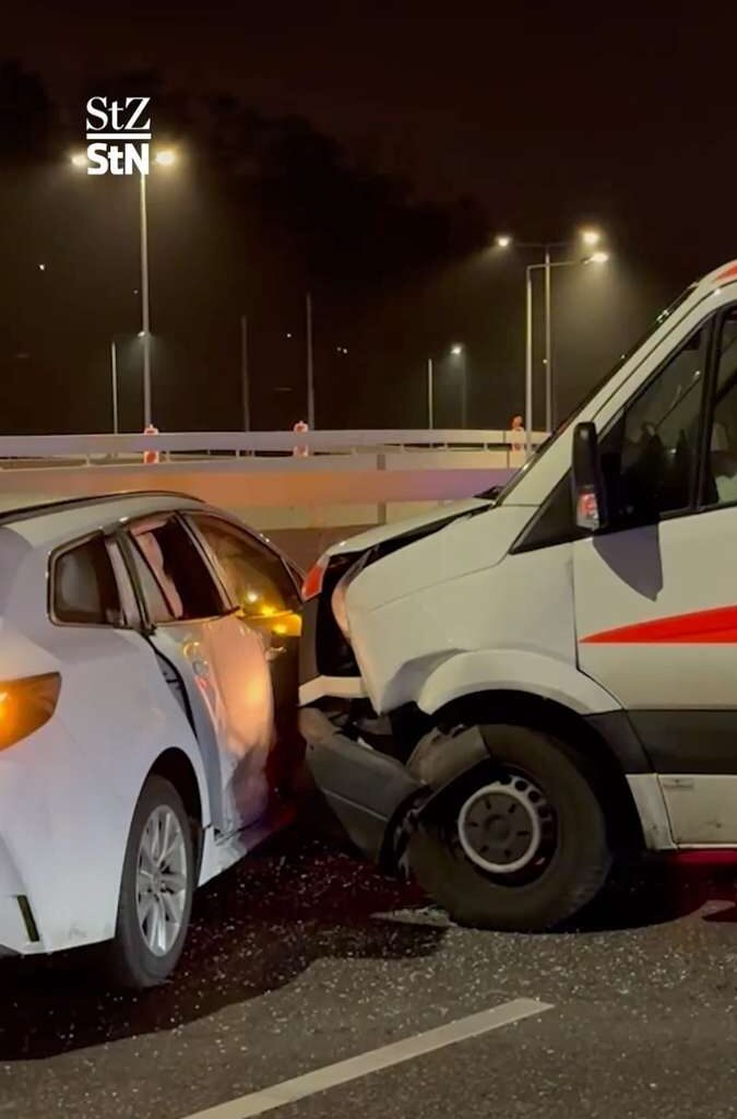 Auto kollidiert mit Krankenwagen in Stuttgart